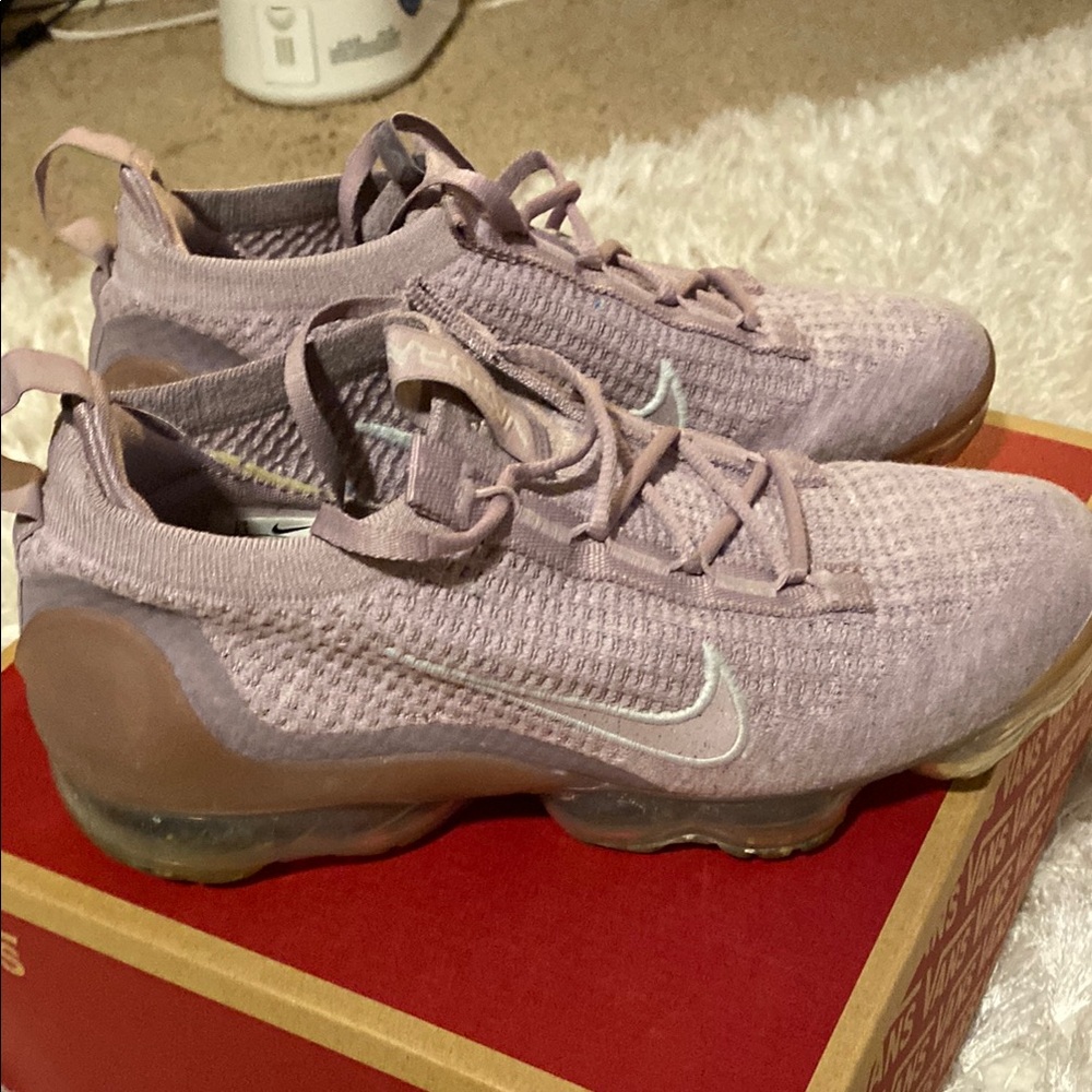 Nike Vapormax Purple Athletic Shoes with Knitted Fabric and Low-Top Design - Picture 2 of 5